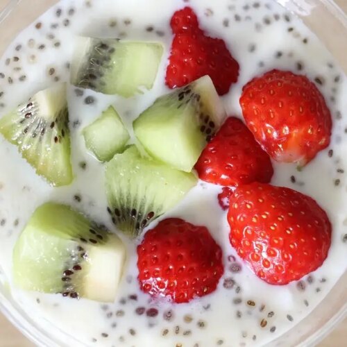 Top view of chia seed pudding with strawberries and kiwi, showcasing an optimal chia seed liquid ratio.