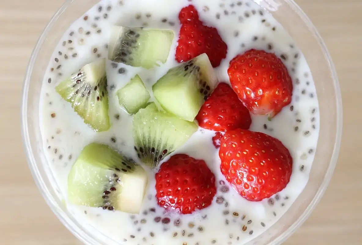 Top view of chia seed pudding with strawberries and kiwi, showcasing an optimal chia seed liquid ratio.